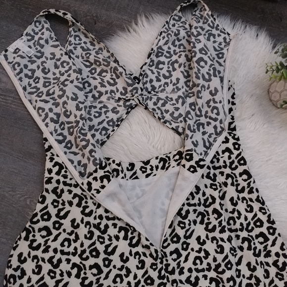 Leith Leopard print Front Twist Dress

Size Large - Picture 10 of 11